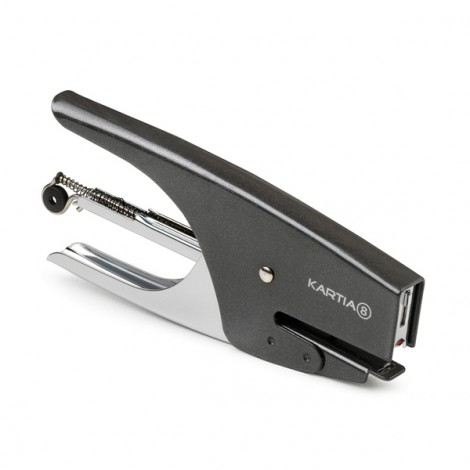 Kartia 8 - Cucitrice a pinza in metallo, punto chiuso, caricamento posteriore, profondita` di cucitura 46mm, utilizza punti 6/4 - 1pz